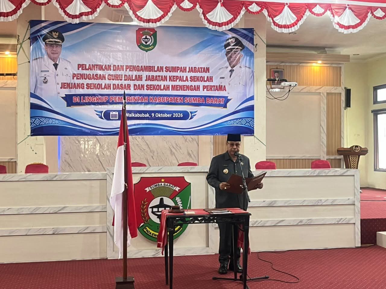 Lantik 16 Kepala Sekolah, Bupati Sumba Barat Tekankan Disiplin, Integritas, dan Budaya Baca